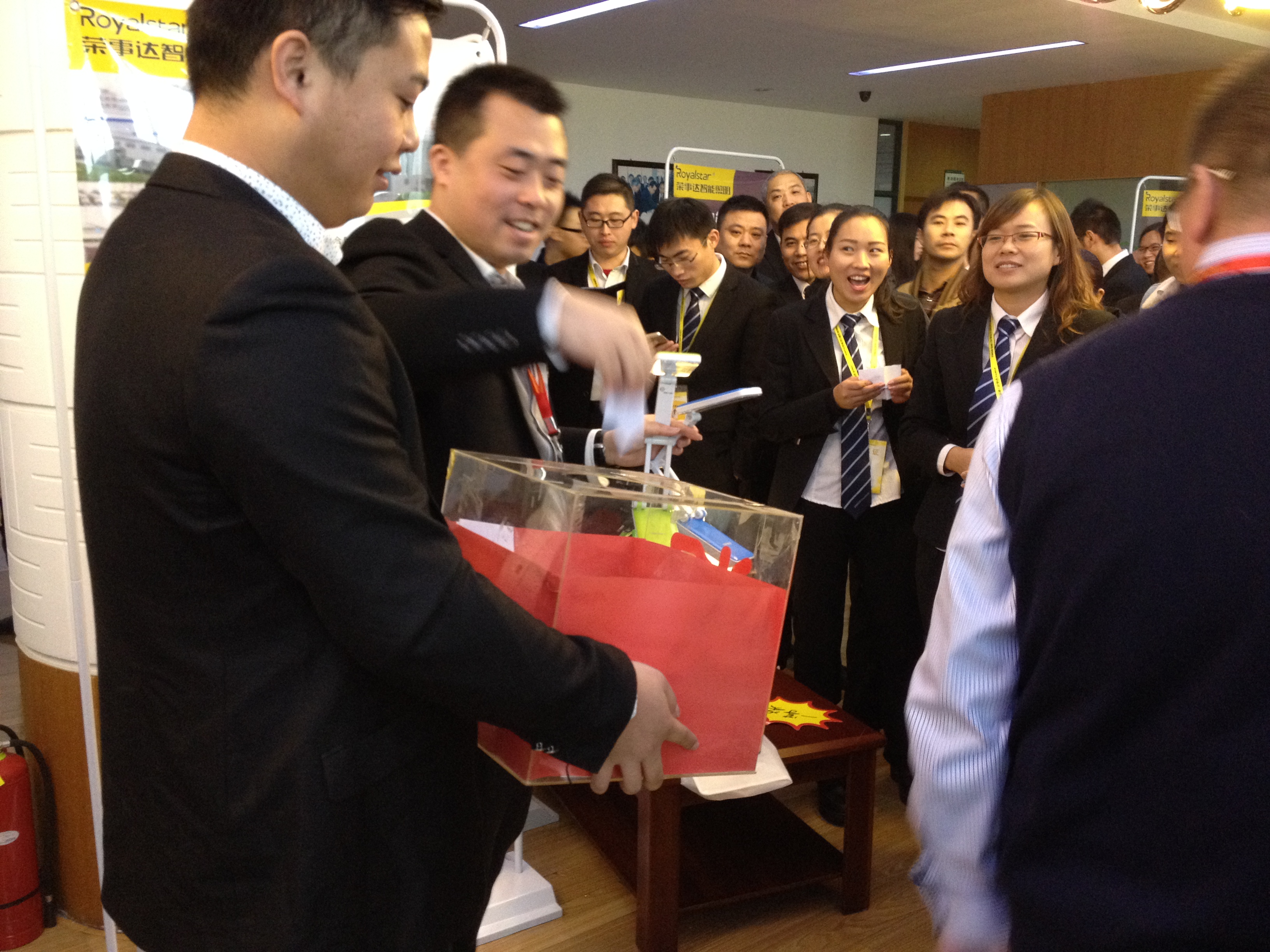 荣事达智能灯具