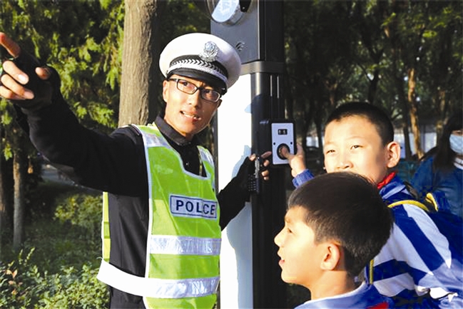 荣事达智能照明 ▏内蒙古临河率先安装自助行人过街信号灯